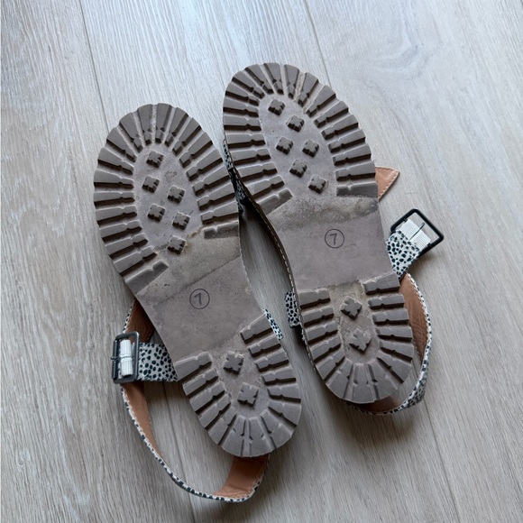 Universal Thread Sandals - Picture 3 of 3